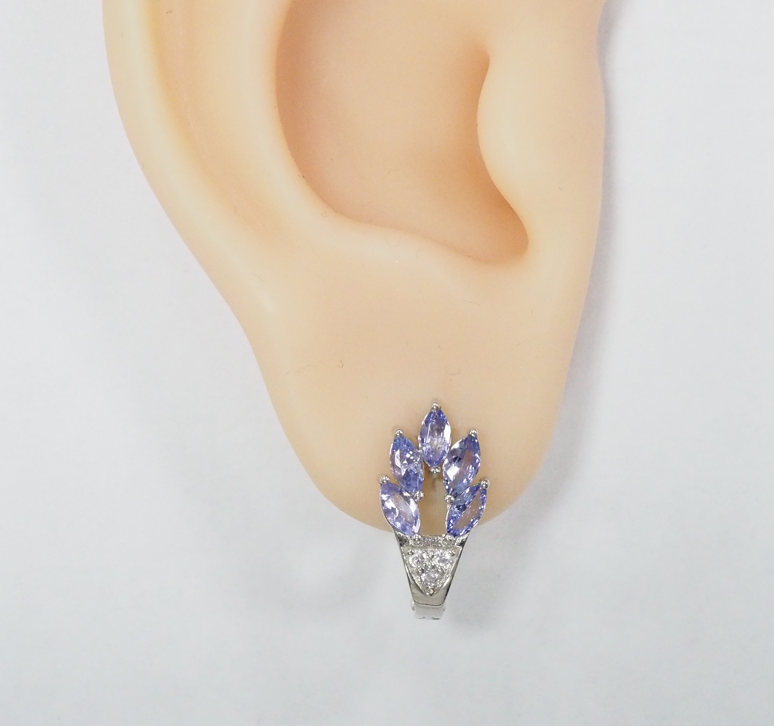 Серебряные серьги 925 пробы; вставки 10 Танзанит; 6 Фианит бесцв.;